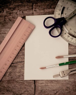 eski ahşap masa arka plan, başa okul kavramı ofis malzemeleri   