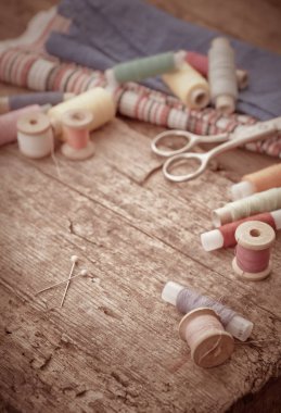 Makas, bobin iplik ve iğne ile