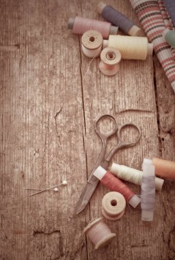 Makas, bobin iplik ve iğne ile