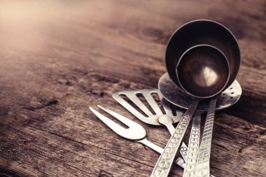 Vintage mutfak eşyaları rustik ahşap arka plan üzerinde yakın çekim