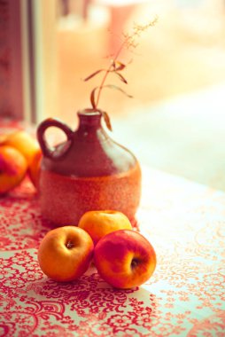 Ahşap masada kırmızı elmalar