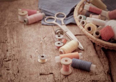 Makas, bobin iplik ve iğne ile