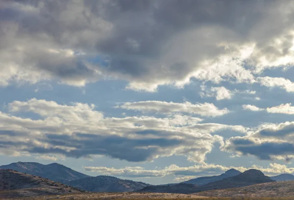 Panoramisch Uitzicht Van Pluizige Wolken Lucht Grote Bergen Zonnige Dag — Stockfoto