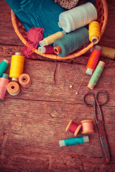 Ножницы, бобины с ниткой и иглами
