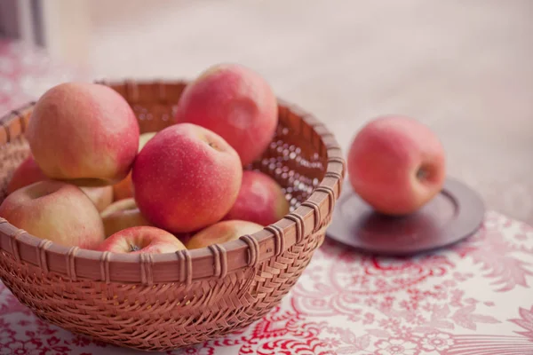 Pommes rouges sur table en bois — Photo