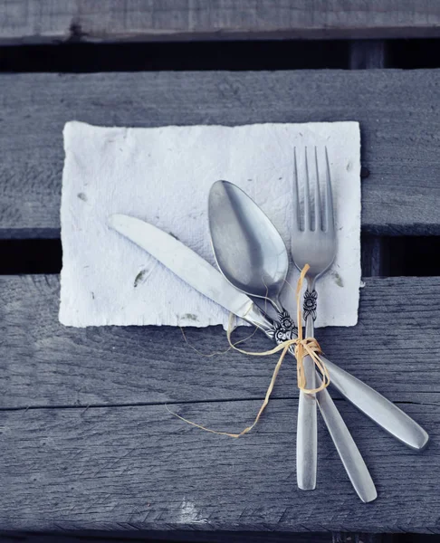 Configuração de mesa com talheres antigos vintage — Fotografia de Stock