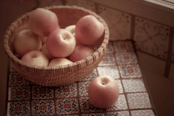 Rode appels op houten tafel — Stockfoto