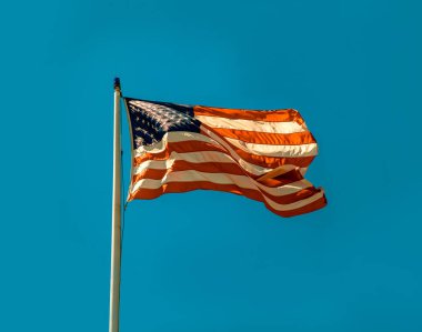 Amerikan bayrağı sallayarak üzerinde mavi gökyüzü