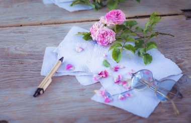 ahşap masa üstünde pembe güller