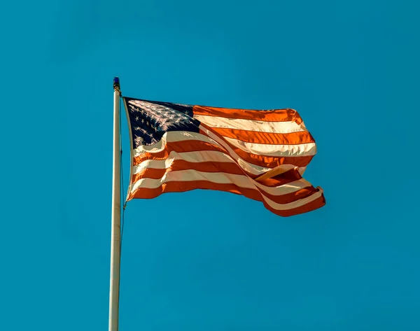 Bandiera Americana Sventola Sul Cielo Blu — Foto Stock