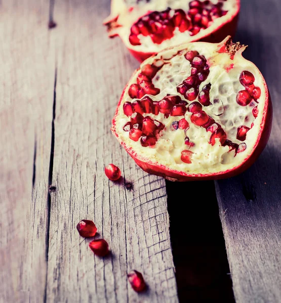 Parçalar ve olgun nar tohumları