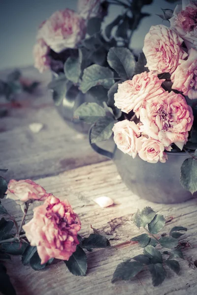 Rosarote Rosen auf Holztisch — Stockfoto