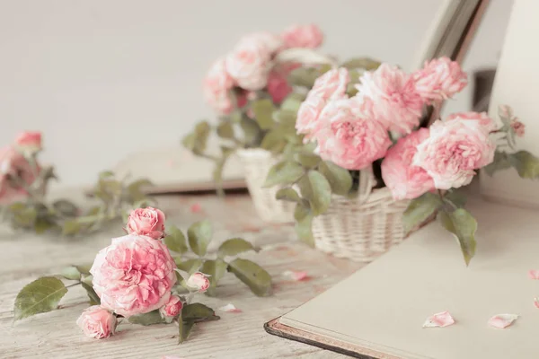 Ροζ τριαντάφυλλα σε ξύλινο τραπέζι — Φωτογραφία Αρχείου