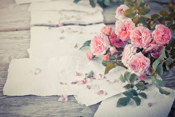 Rosas cor-de-rosa na mesa de madeira — Fotografia de Stock