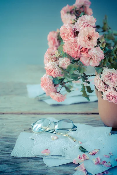 Rosas rosadas sobre mesa de madera —  Fotos de Stock