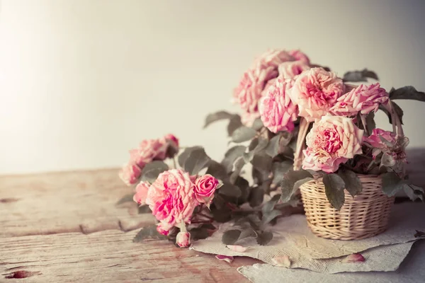 Ahşap masa üstünde pembe güller — Stok fotoğraf