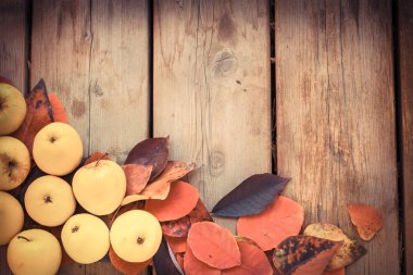 Meyve ve sebze sonbahar arka plan ve kırmızı sonbahar rustik ahşap masada bırakır