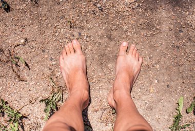 iki ayak üzerinde çim ile eski beton zemin