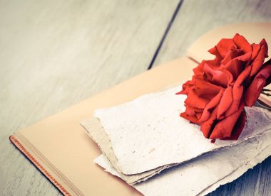 Rose ve defter ahşap masa, Sevgililer günü kavramı üzerinde 