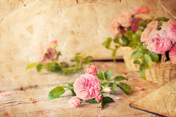 Ροζ Τριαντάφυλλα Καλάθια Φόντο Ξύλινο Τραπέζι — Φωτογραφία Αρχείου