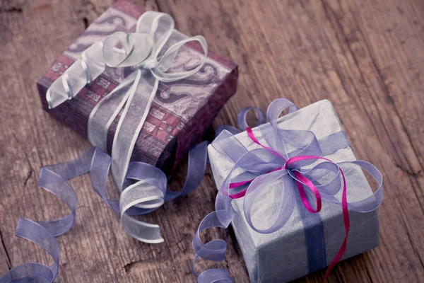 Vintage Christmas Geschenkdozen Met Blauwe Roze Linten Houten Achtergrond — Stockfoto