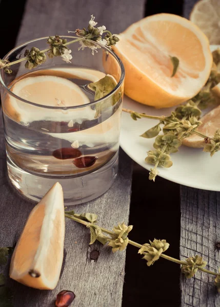 Glas Wasser Mit Limonadengetränk Mit Frischen Zitrusfrüchten Auf Holzbrett — Stockfoto