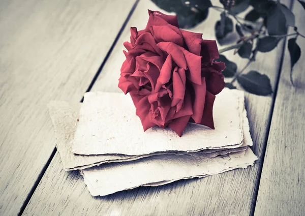 Rose Mit Weißen Leeren Papieren Auf Holztisch Valentinstag Konzept — Stockfoto