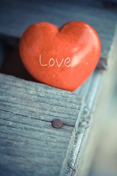 Coração Vermelho Fundo Mesa Madeira Dia Dos Namorados Conceito — Fotografia de Stock