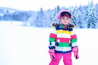 Dağlarda küçük kayakçı