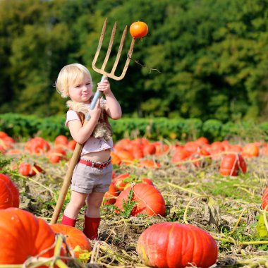 Kabaklar alan küçük kıza