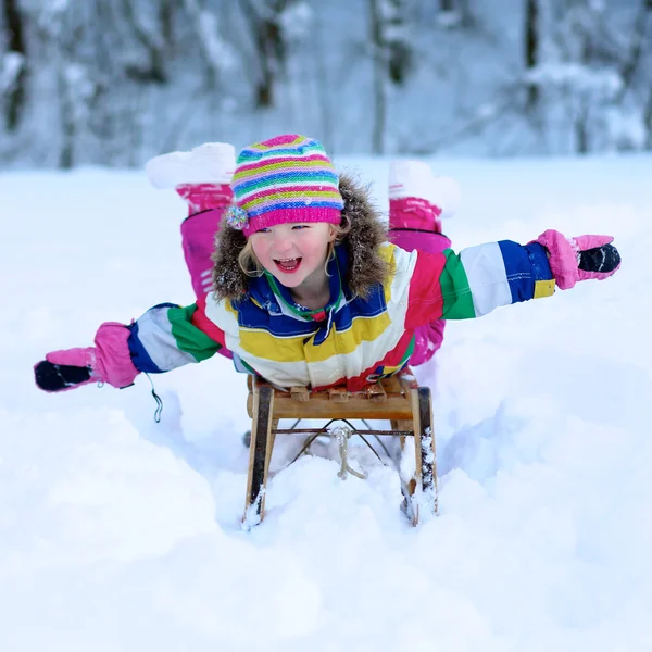 Bambina divertirsi all'aperto nella soleggiata giornata invernale — Foto Stock