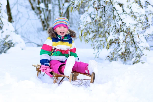 Μικρό κορίτσι διασκεδάζοντας σε εξωτερικούς χώρους στην ηλιόλουστη χειμωνιάτικη ημέρα — Φωτογραφία Αρχείου