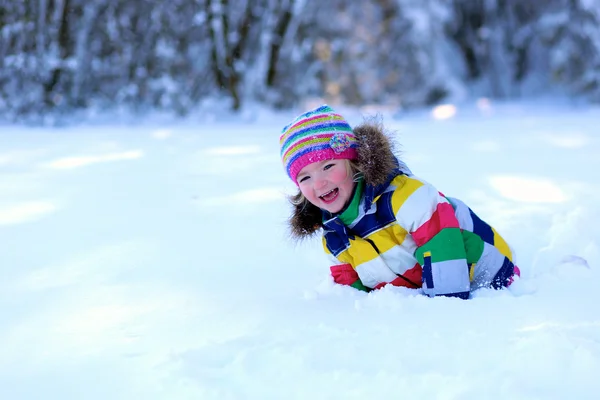 Küçük kız açık havada güneşli kış gününde eğleniyor — Stok fotoğraf
