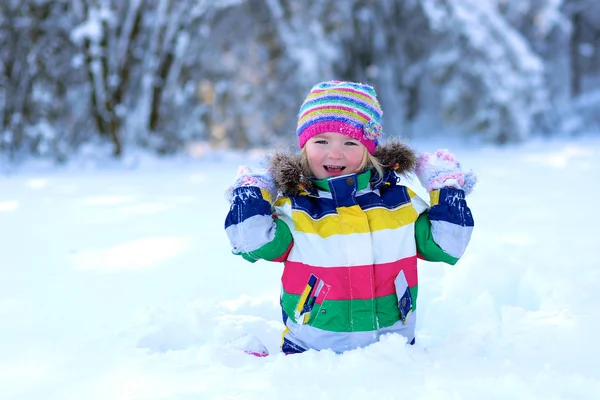 在阳光明媚的冬日户外玩乐的小女孩 — 图库照片