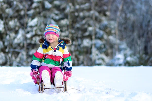Μικρό κορίτσι διασκεδάζοντας σε εξωτερικούς χώρους στην ηλιόλουστη χειμωνιάτικη ημέρα — Φωτογραφία Αρχείου