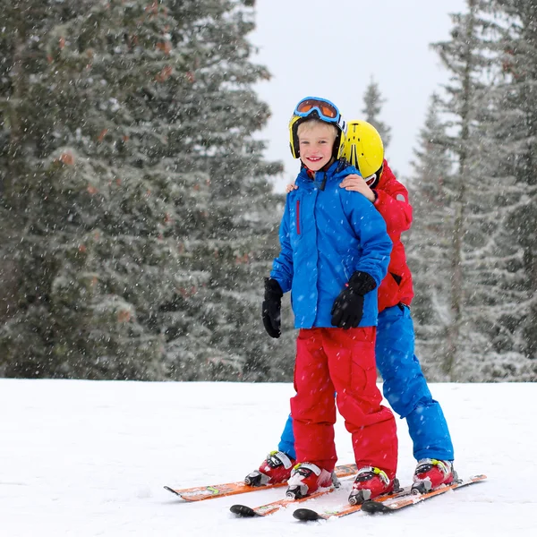 Aktywne dzieci korzystających zimowe wakacje narciarskie — Zdjęcie stockowe
