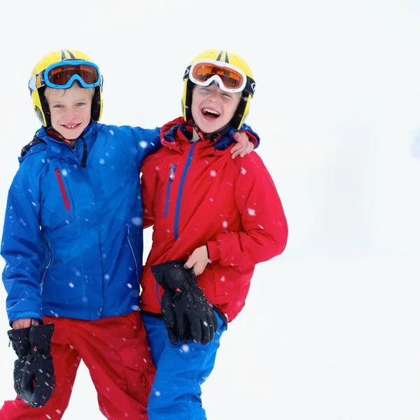 Aktive Kinder genießen Winterskiurlaub — Stockfoto