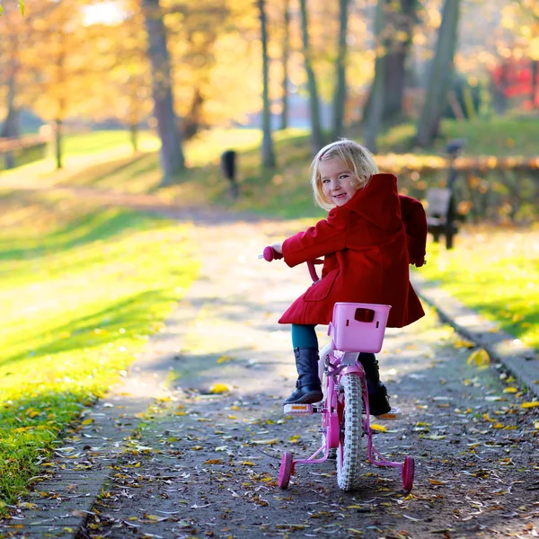 Klein meisje rijden fiets in het park — Stockfoto