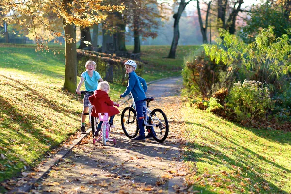 Children riding bicycles in the park — Stock Photo, Image