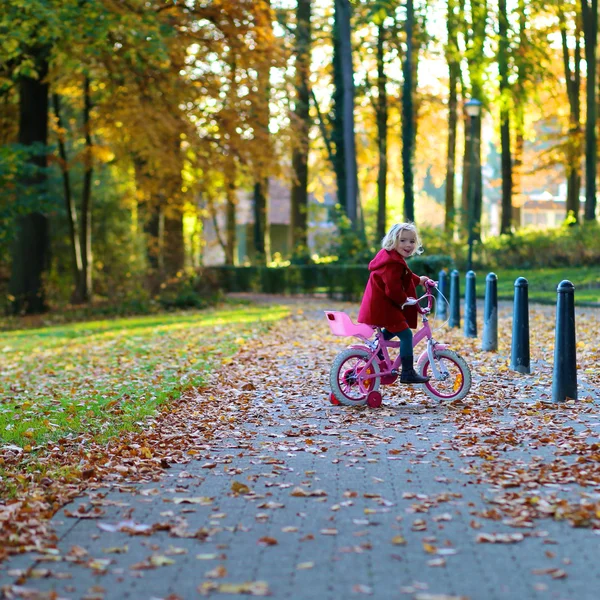 Niña montando bicicleta en el parque — Foto de Stock