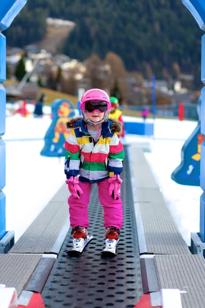 Liten skidåkare flicka njuter vinter skidsemester — Stockfoto