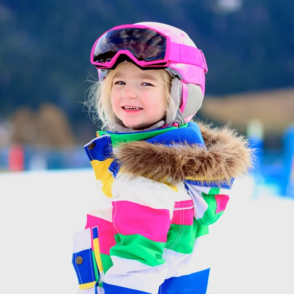 Kleines Skifahrermädchen genießt Winterurlaub — Stockfoto