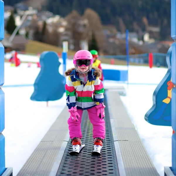 冬のスキー休暇を楽しむ小さなスキーヤーの女の子 — ストック写真