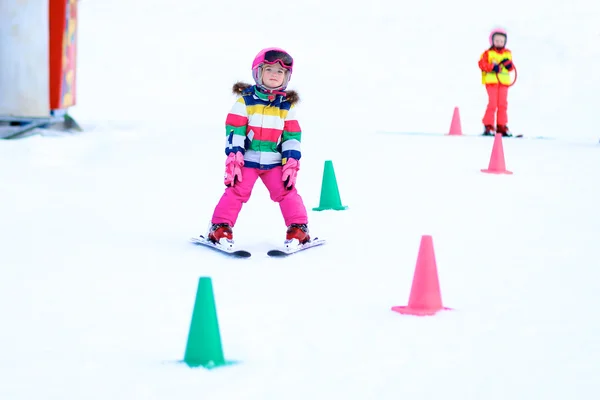 Liten skidåkare flicka njuter vinter skidsemester — Stockfoto