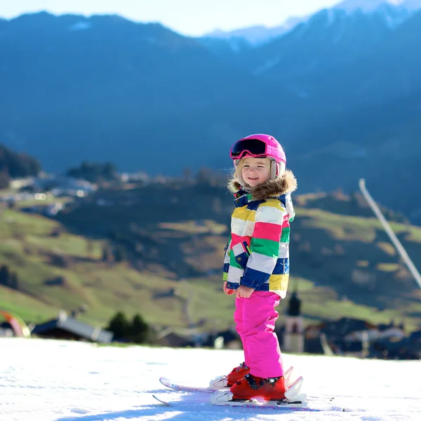 冬のスキー休暇を楽しむ小さなスキーヤーの女の子 — ストック写真
