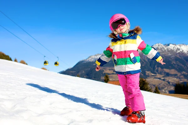 Kleines Skifahrermädchen genießt Winterurlaub — Stockfoto