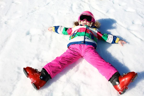 小滑雪者女孩享受冬季滑雪假期 — 图库照片