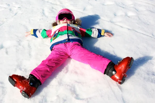 Liten skidåkare flicka njuter vinter skidsemester — Stockfoto