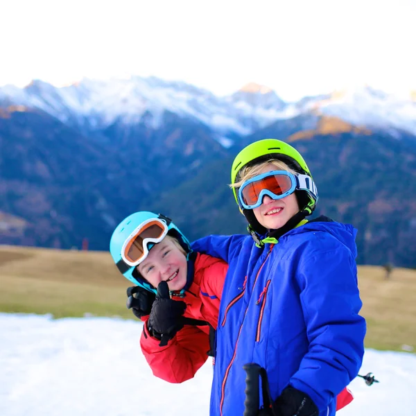 Ενεργά παιδιά που απολαμβάνουν χειμερινές διακοπές σκι — Φωτογραφία Αρχείου