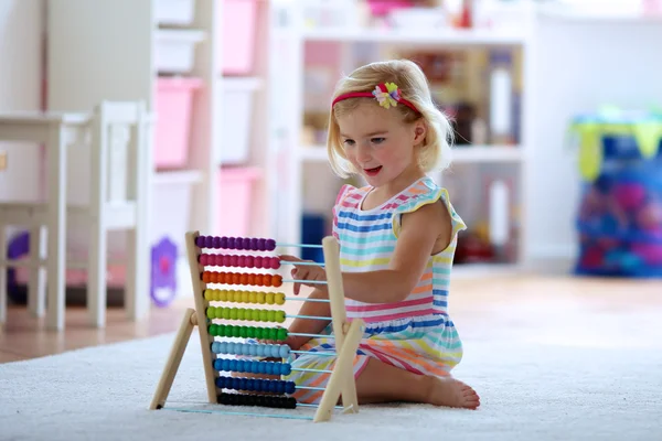 Przedszkolaka dziewczyna gra z drewnianym Abacus zabawka — Zdjęcie stockowe